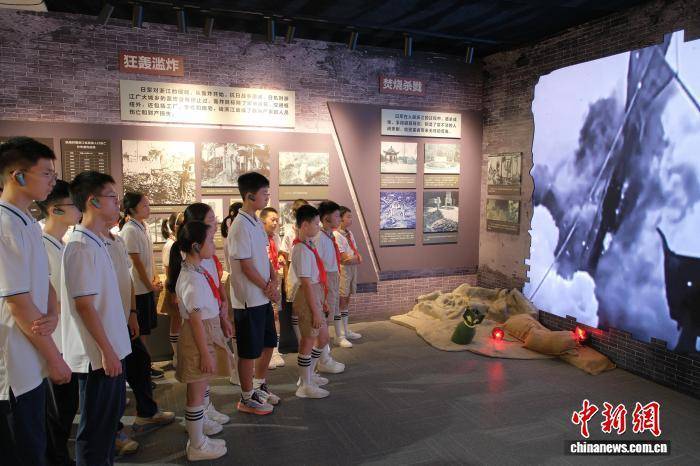 浙江杭州：大中小学师生在档案馆里共上“开学第一课”