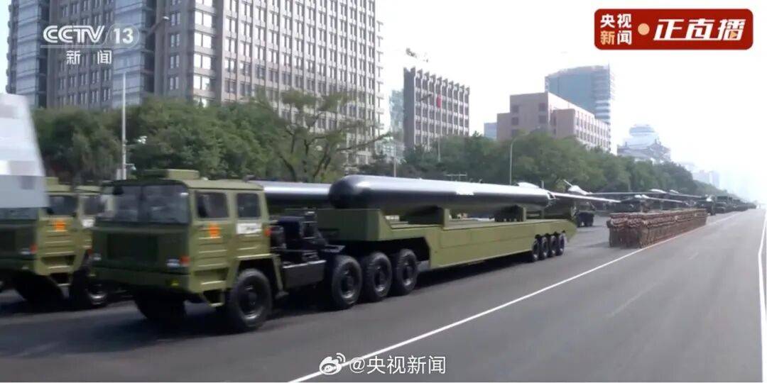 歼20S、DF61导弹,震撼亮相!三支兵种首次亮相天安门广场,空中梯队战机起飞