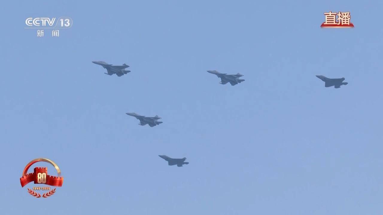 航母佩剑！歼-15T、歼-35等舰载机飞临阅兵场