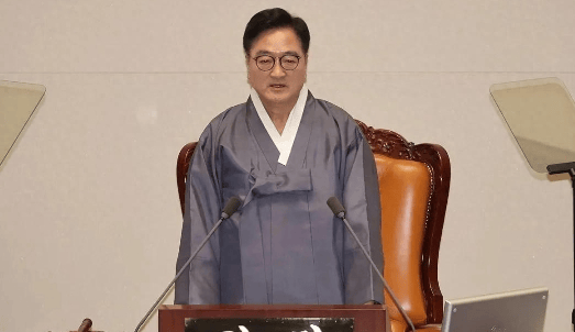 李在明松了一口气，朝鲜领导人给了他最大面子，与韩国人罕见握手，美朝韩或将有机会聚首？