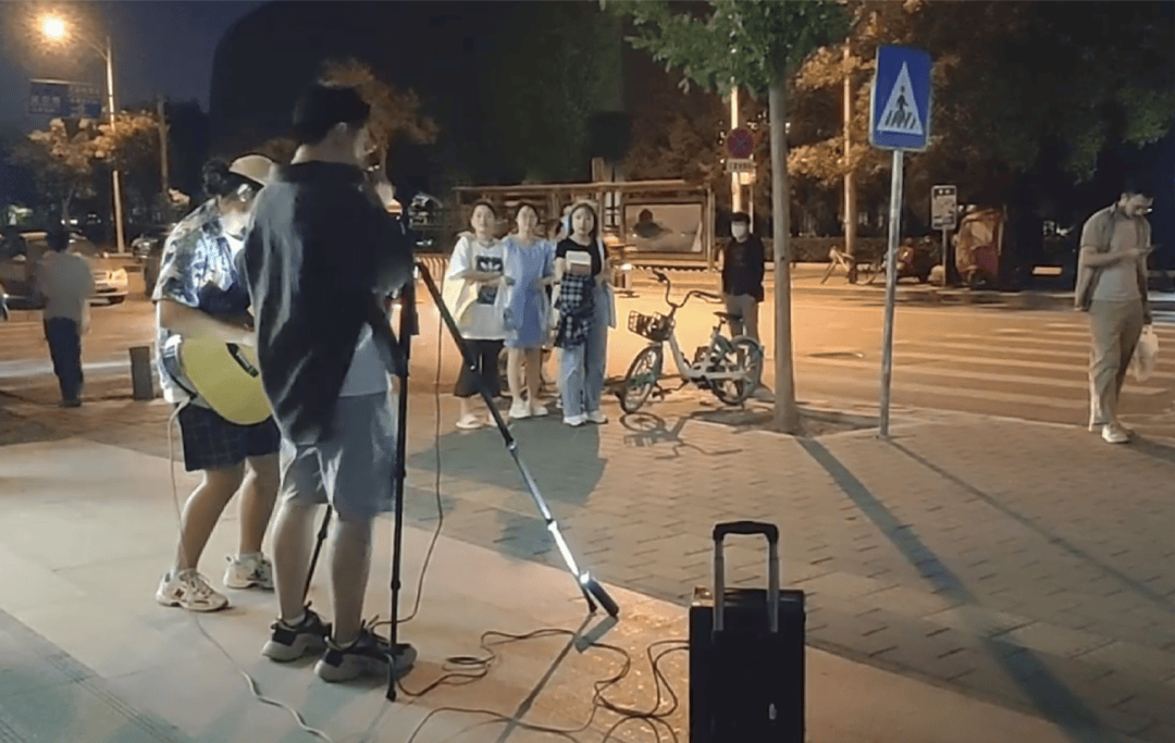 北京最chill的年轻人都在公园“野唱”