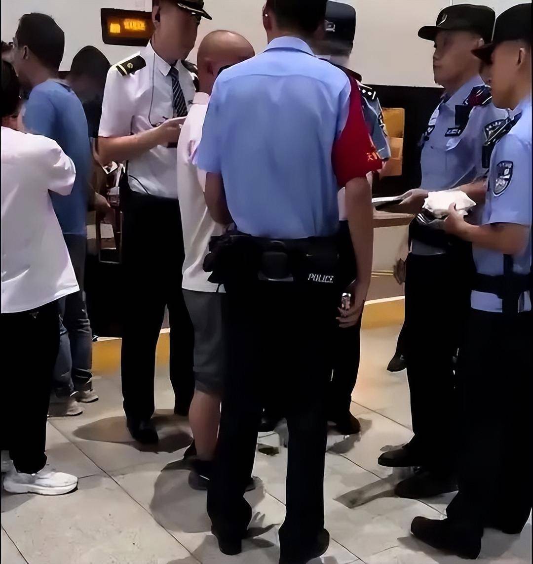 男子在高铁车厢内抽烟，遭举报被民警戴铐带走，12306：高铁上吸烟违法，严重将导致列车停驶