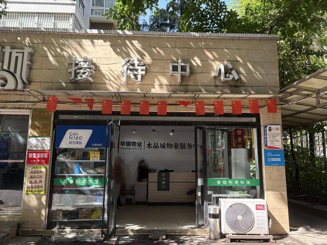 “就要抽！”四川乐山一大爷执意电梯里抽烟，业主：争执致电梯停运20多分钟