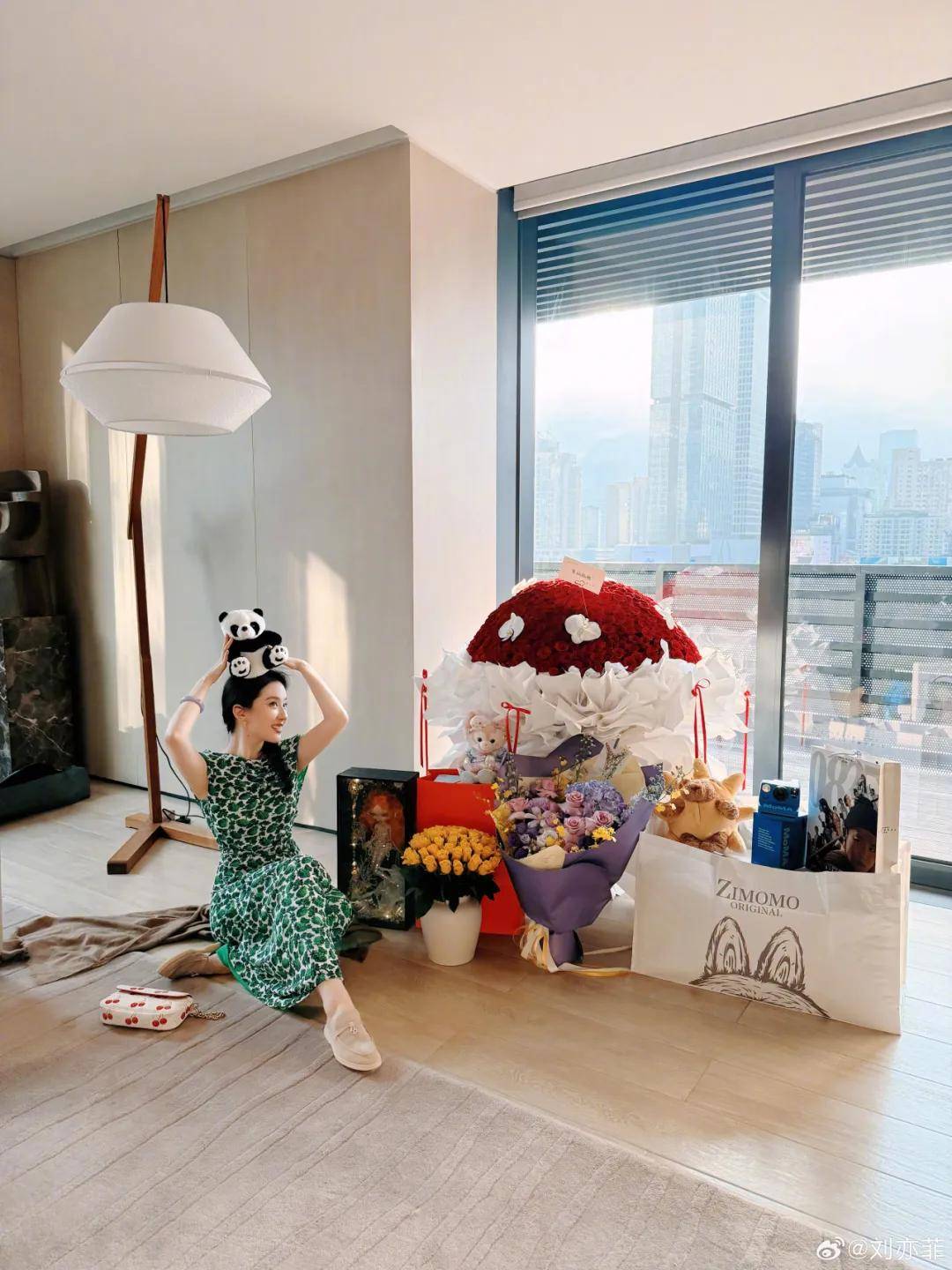 杨幂把钥匙扣扎在马尾上，瞬间实现满39减20！
