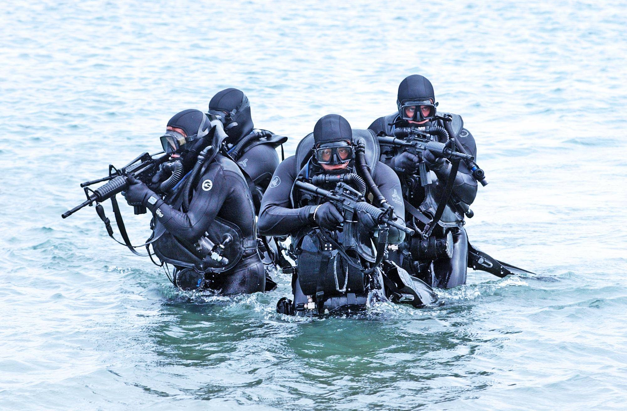 美海豹特种兵突袭胡塞，7500万美元战机坠毁，开火杀死30名也门人