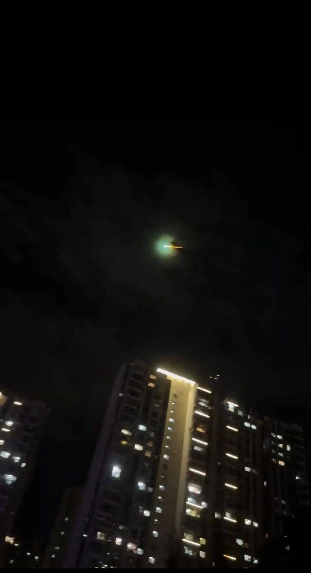 福建多地夜空现不明飞行物？目击者称速度极快放蓝绿色光芒