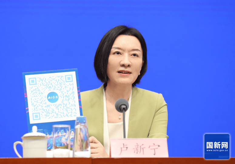 广西壮族自治区党委常委、副主席卢新宁，带来一个二维码
