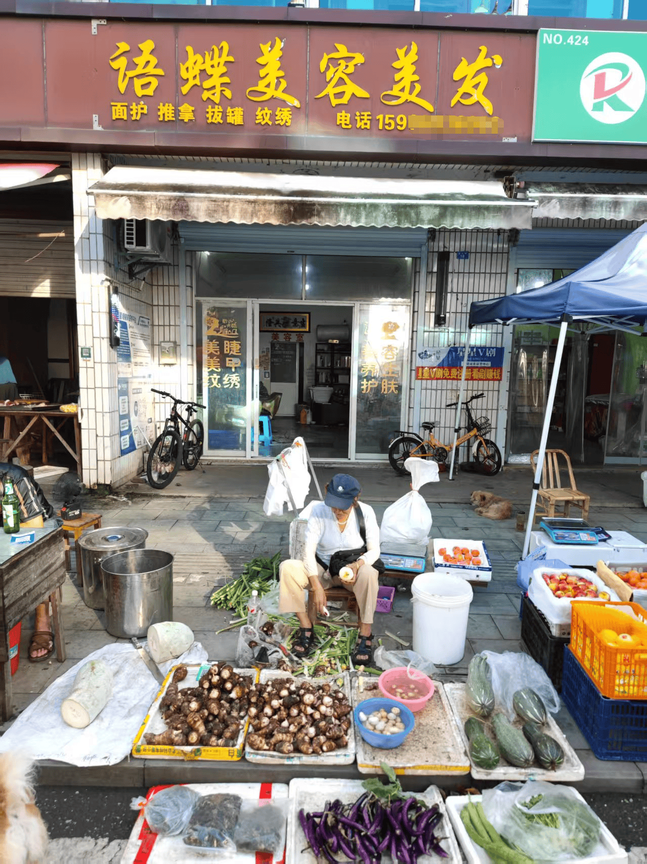 浙江一店主允许大妈门口摆摊，时常被大妈“投喂”蔬果：每次收摊时，都打扫得干干净净