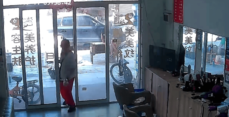 浙江一店主允许大妈门口摆摊，时常被大妈“投喂”蔬果：每次收摊时，都打扫得干干净净