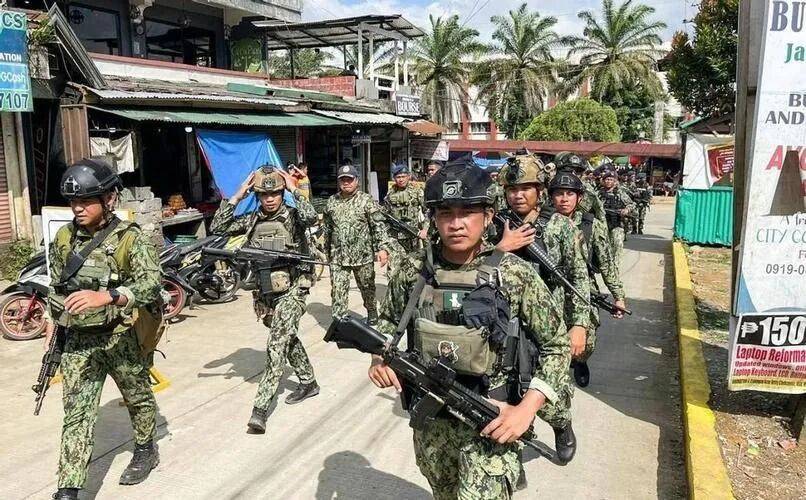 已经顾不上南海了！菲律宾国内局势大乱？马科斯担心重蹈其父覆辙，菲全军进入“红色警戒”