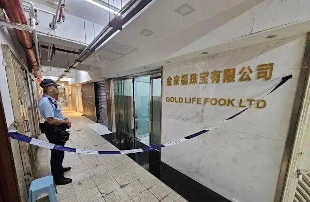 香港65公斤黄金被劫案嫌犯包括工场前任老板，其仍在逃，劫匪作案时没有携带武器