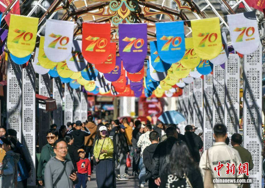 乌鲁木齐“盛装”迎接新疆维吾尔自治区成立70周年