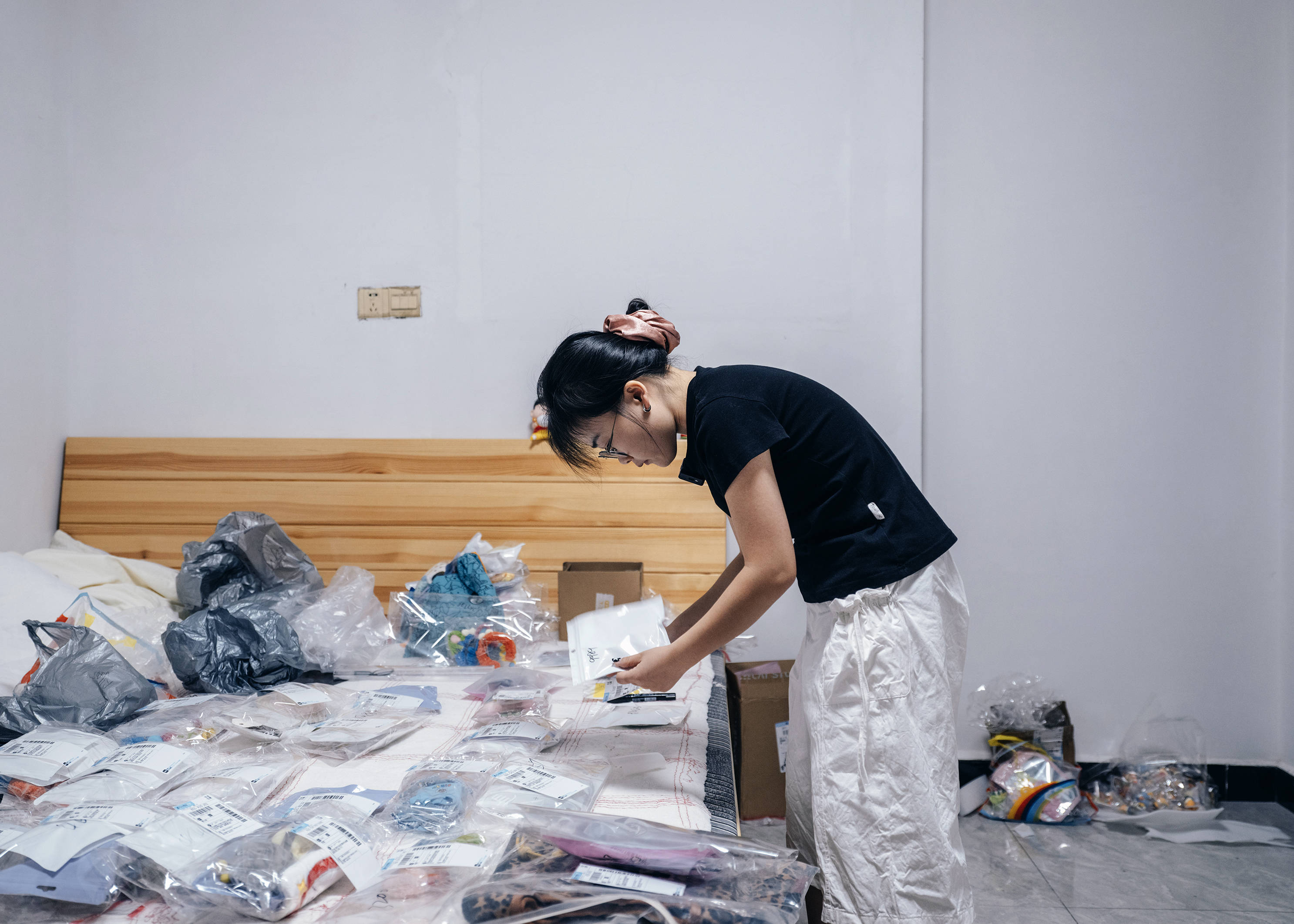 她裸辞带2万到义乌 卖玩偶衣服日入千元