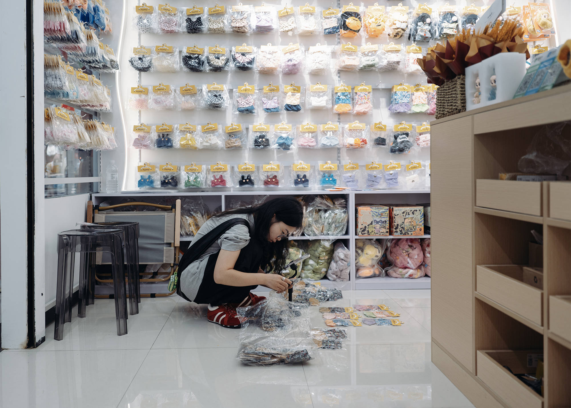 她裸辞带2万到义乌 卖玩偶衣服日入千元