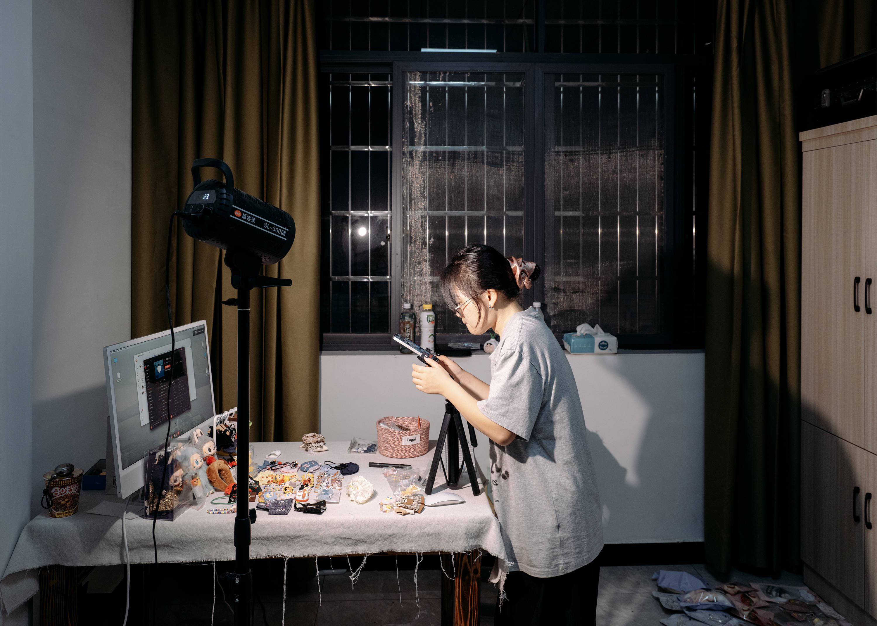 她裸辞带2万到义乌 卖玩偶衣服日入千元