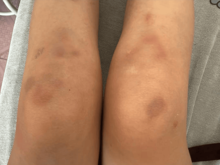 女子自称因工资问题被老板锁办公室里打 警方：双方已到派出所，是否打人还在调查