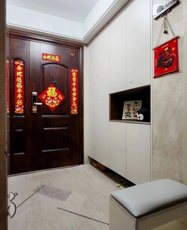 物业“不让门口放鞋子”，门口放鞋柜违法吗？