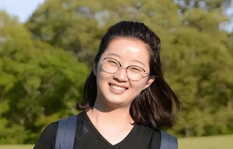 章莹颖男友国庆探望章父并协助直播，网友劝其早点结婚，本人回应