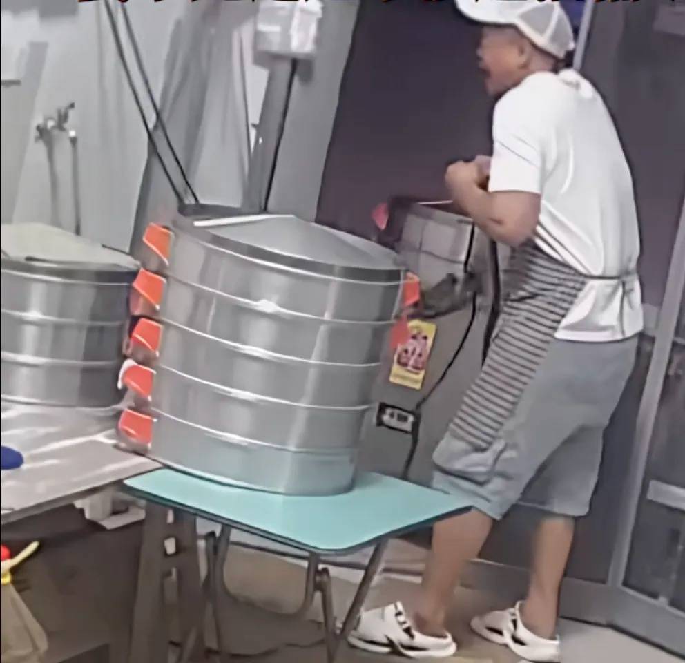 妻子抄起20斤油桶砸老公，“晚10秒，后果不堪设想……”