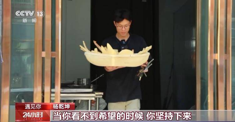 河南小伙烤出“非一般”的烧饼 一元一个只卖给小朋友