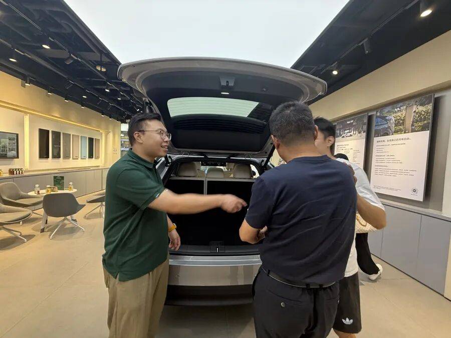 新疆喀什客人来沪旅游，顺便订了辆特斯拉