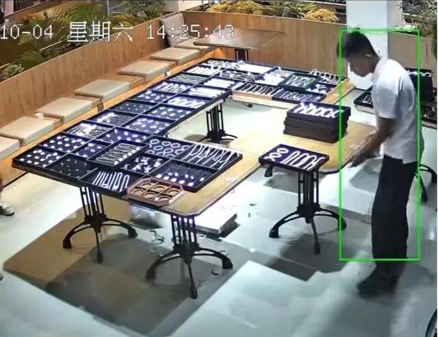 苏州一20岁店员不小心摔碎一盒玉镯损失百万,老板未要赔偿安慰小伙别有压力