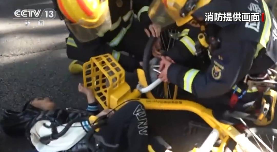 看着都疼！上海街头一男子突然求助：10岁女儿被死死卡住！这个行为太危险→