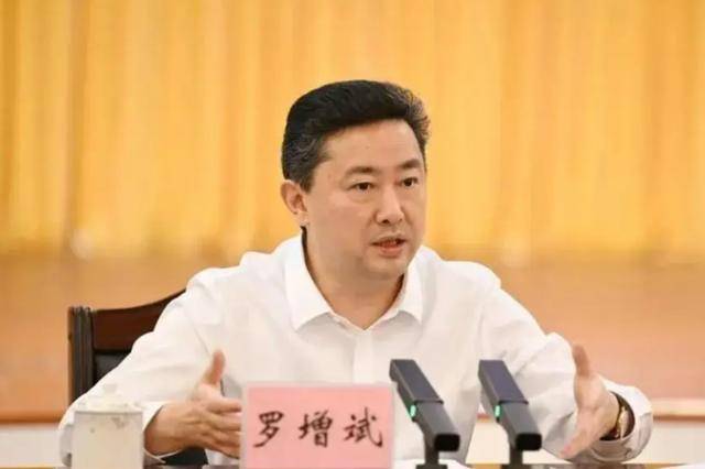 两名近70岁中管干部被查；副部级干部王波被判死缓
