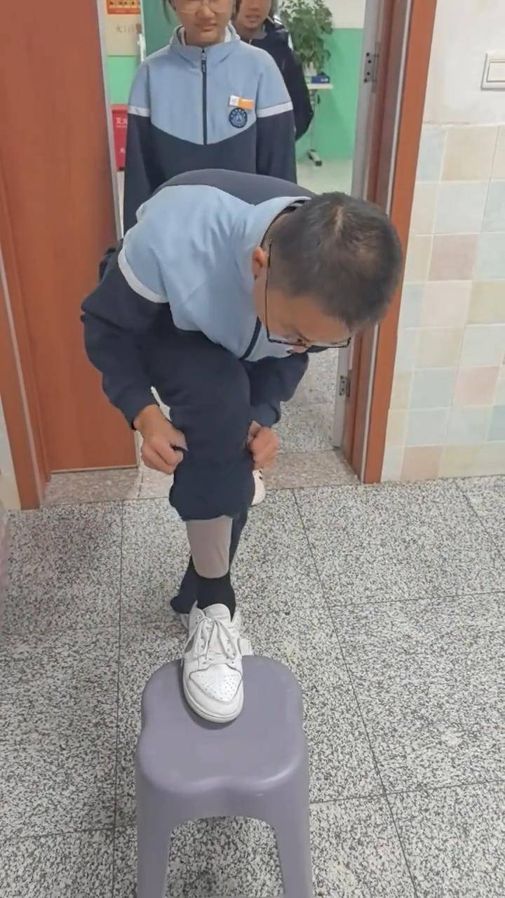 长春一班主任课前让学生排队受检“是否穿秋裤”，网友点赞：以后你会感谢老师