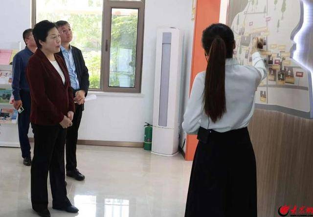 青岛西海岸新区人大常委会党组书记、主任佟海燕一行到红石崖街道调研