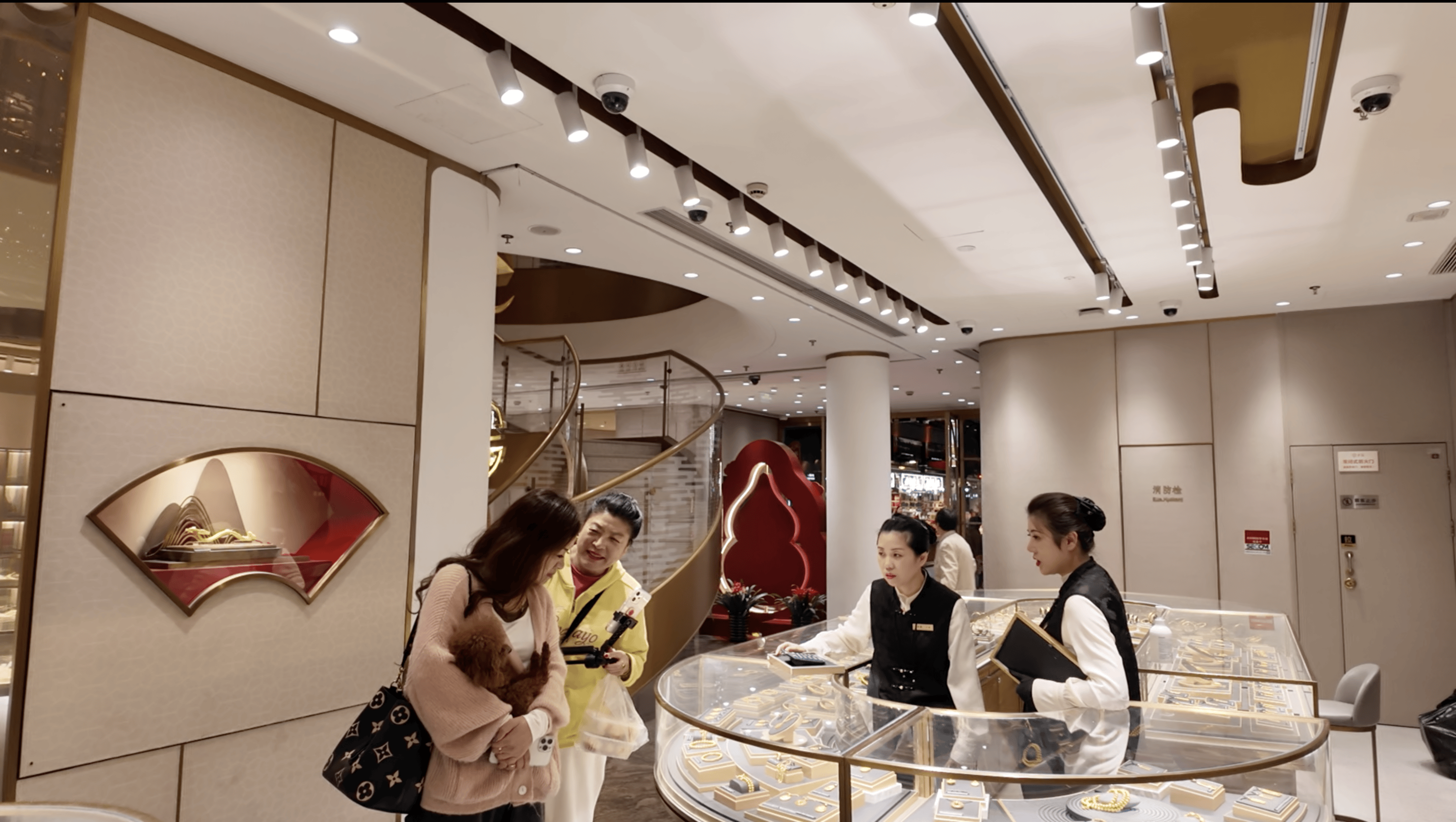 实探|金价惊魂一夜后:“囤金大爷大妈”挤爆金店,拿下百克金条