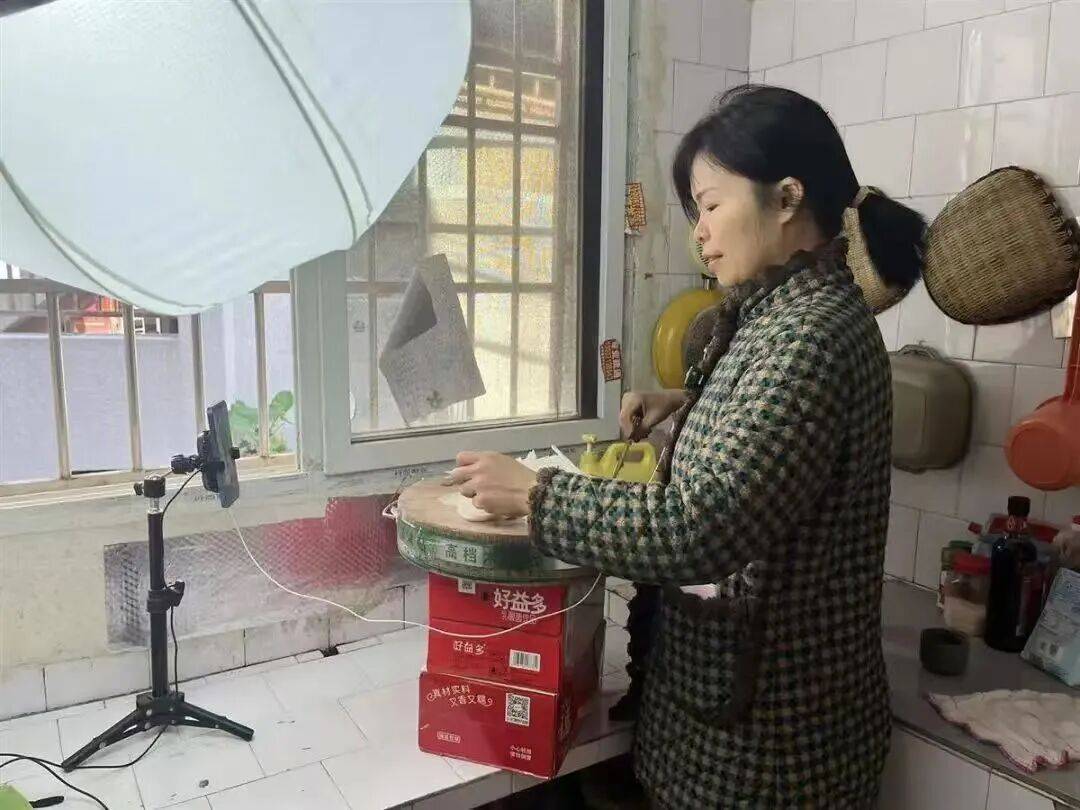 41岁武汉宝妈突然爆火！多次收到央视邀约，本人回应