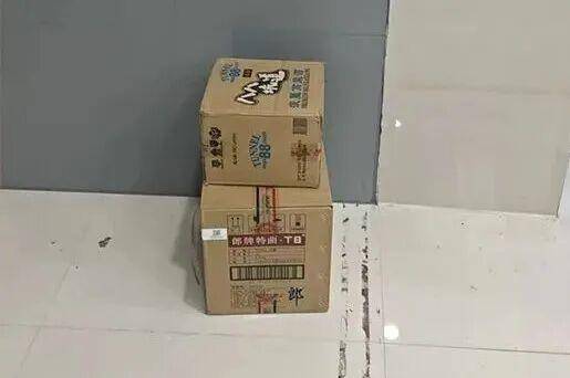 临沂俩小伙偷摸去派出所门口放下了…