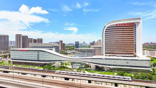 武汉一医院的球形大楼、连廊建筑受关注，院方：是新建的汉江湾院区，实施分区诊疗显得开阔
