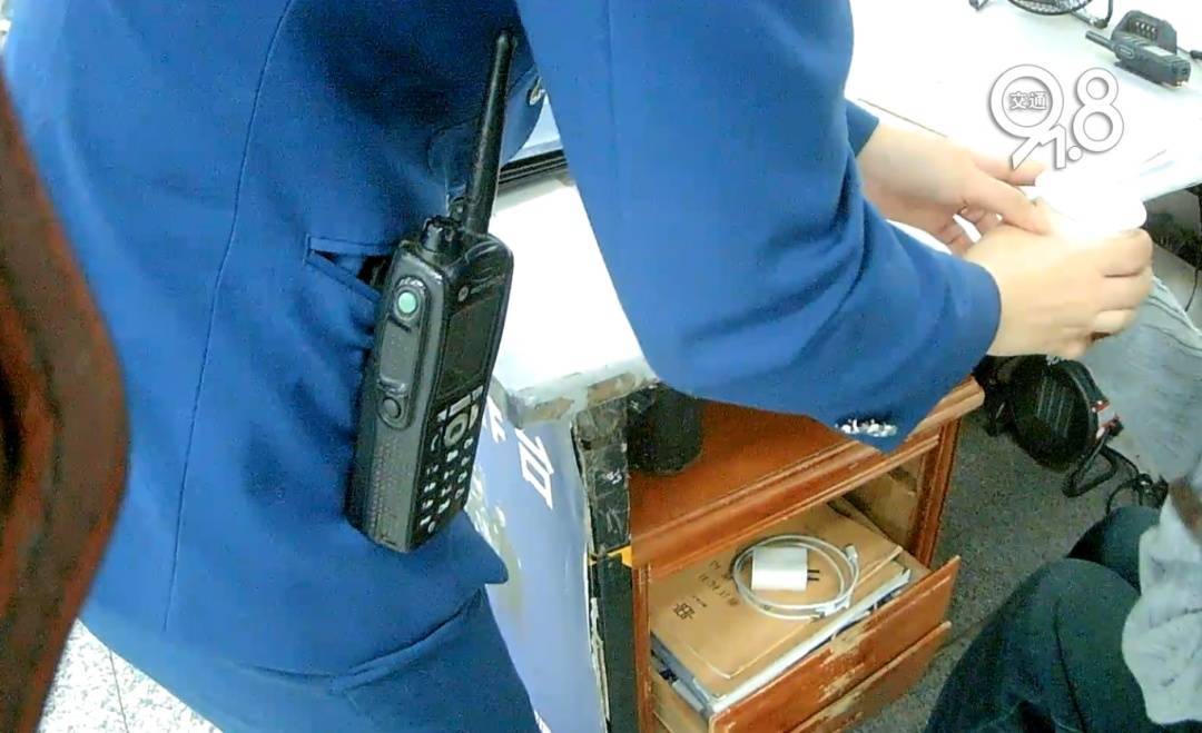 杭州地铁内，女乘客突然崩溃大哭！紧接着……这一幕被拍下