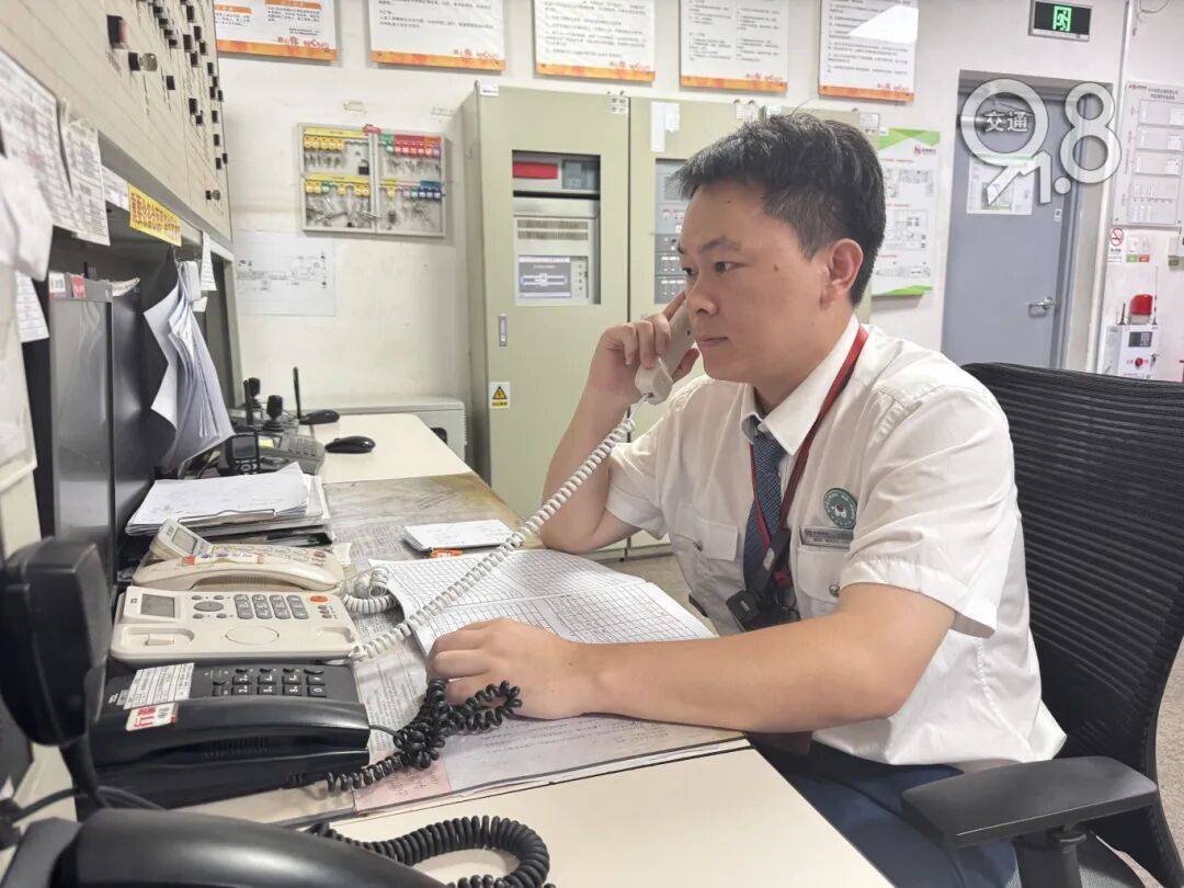 杭州地铁内，女乘客突然崩溃大哭！紧接着……这一幕被拍下