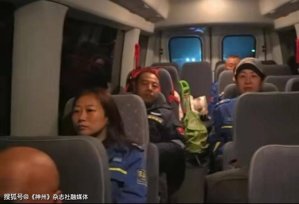 8人自费1万元将女子从北京护送至云南，有网友称浪费人力；救援队：女子有精神问题，开车护送更保险