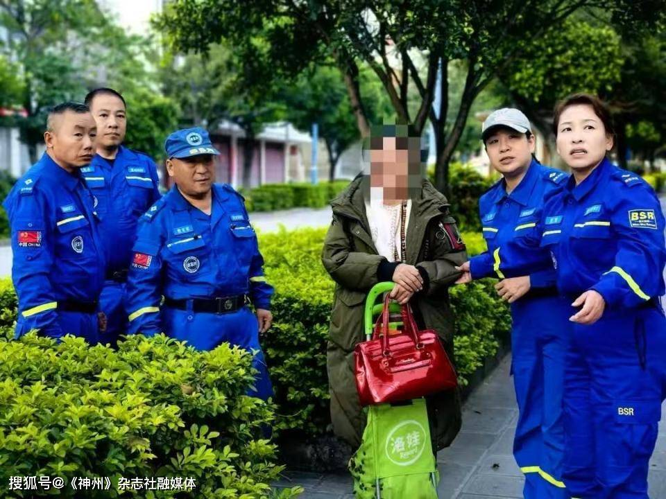 8人自费1万元将女子从北京护送至云南，有网友称浪费人力；救援队：女子有精神问题，开车护送更保险
