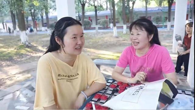 益阳一妈妈跳广场舞10年“唤醒”植物人女儿：医生说舞乐能刺激神经，我就照做了