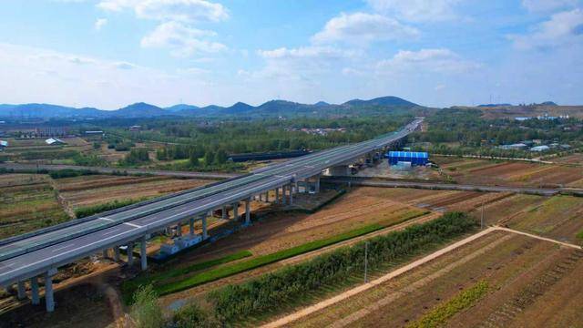 山东高速集团投资建设的临沂至滕州公路柳树庄枢纽互通至费县南互通段建成通车
