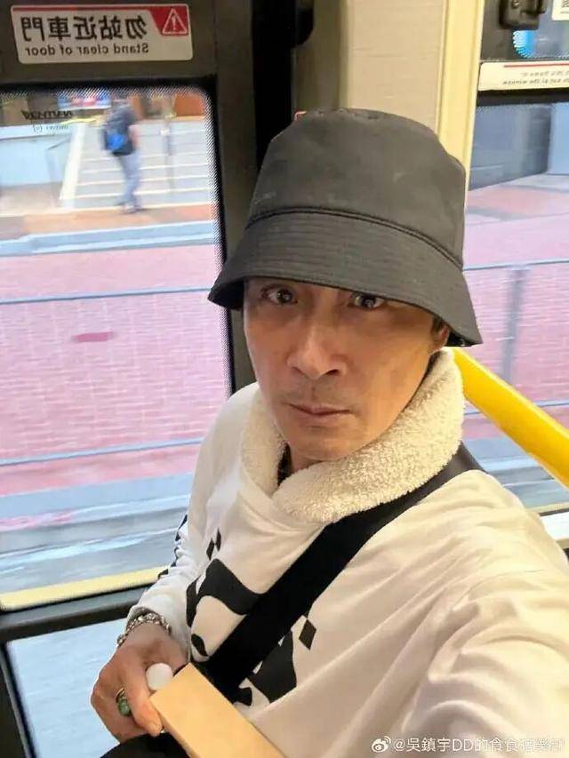 63岁吴镇宇差点被赶下公交车,掏身份证自证清白