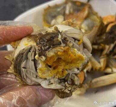 浙大食堂8.8元一只的螃蟹引热议,工作人员回应:并非刻意与校外比价,天气转冷已停售