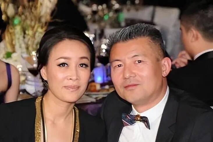 那英质疑选手票数差距大，何炅台上语无伦次，那英回应：活到这个岁数，有啥说啥