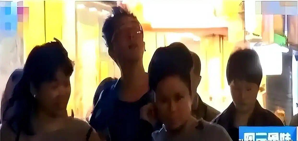 考古|港圈富二代曝被百名女星投怀送抱？交往3个女友雨露均沾，他是现代韦小宝