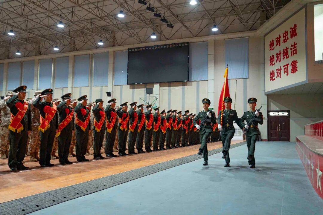 向军旗告别！中部战区部队隆重举行冬季士兵退役仪式