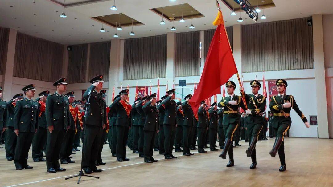向军旗告别！中部战区部队隆重举行冬季士兵退役仪式