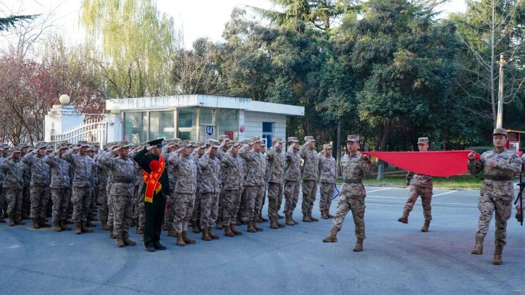 向军旗告别！中部战区部队隆重举行冬季士兵退役仪式