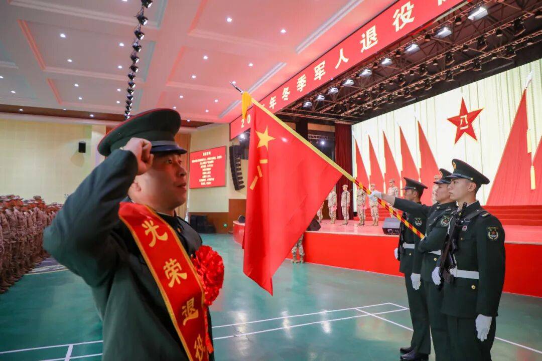 向军旗告别！中部战区部队隆重举行冬季士兵退役仪式