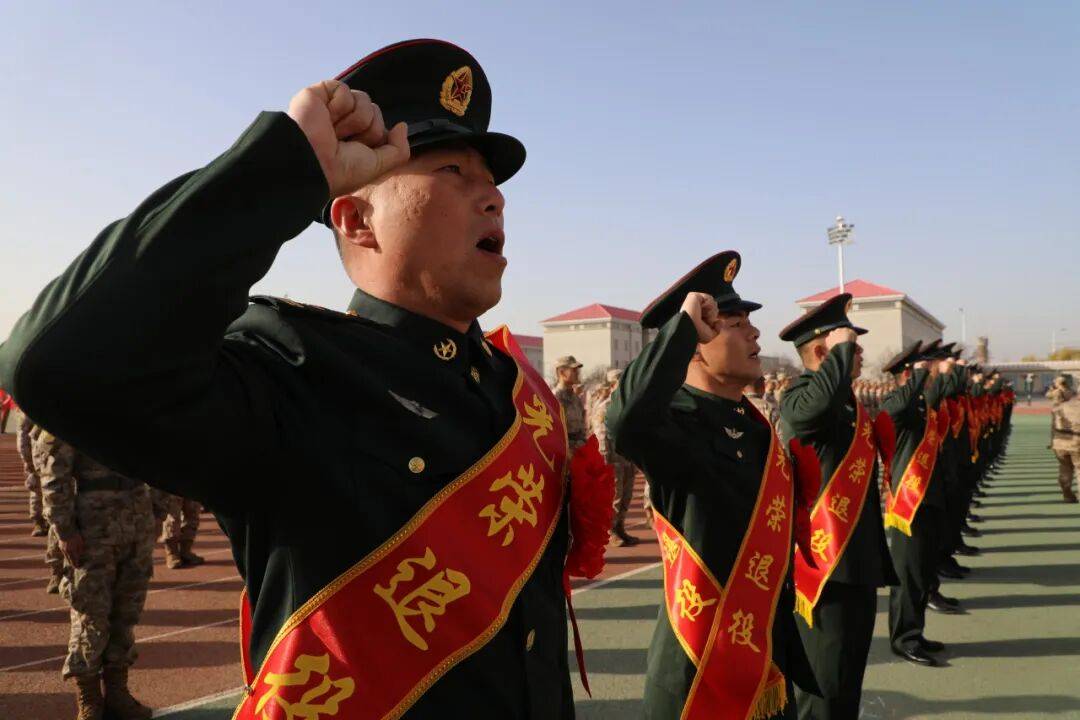 向军旗告别！中部战区部队隆重举行冬季士兵退役仪式