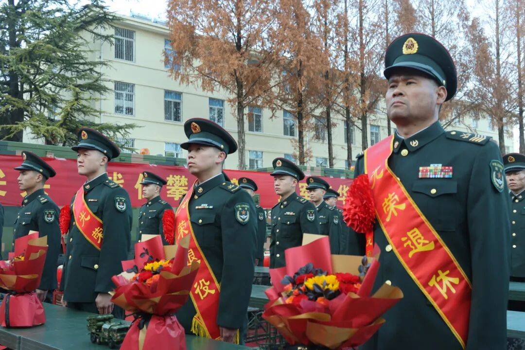 向军旗告别！中部战区部队隆重举行冬季士兵退役仪式